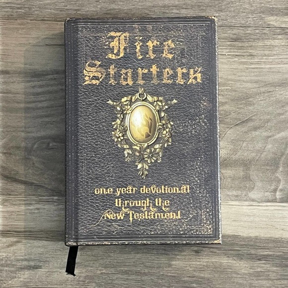 FIRE STARTERS: ONE YEAR DEVOTION THROUGH THE NEW TESTAMENT | GOSPEL PUBLISHING - Picture 1 of 7